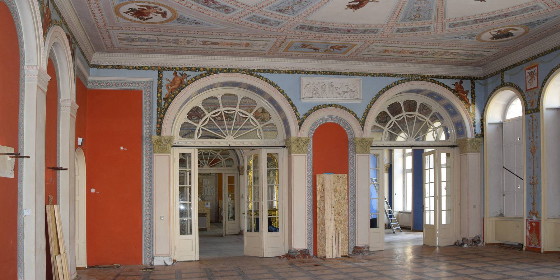 Blick in den Roten Saal mit den Feuchteschäden im Sockelbereich. © 2020 SBL Neubrandenburg