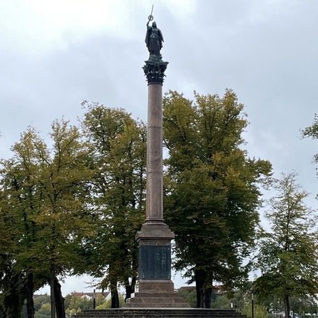Überblick über den Alten Garten mit dem Staatlichen Museum, dem Schloss und der Siegessäule. © 2020 SBL Schwerin