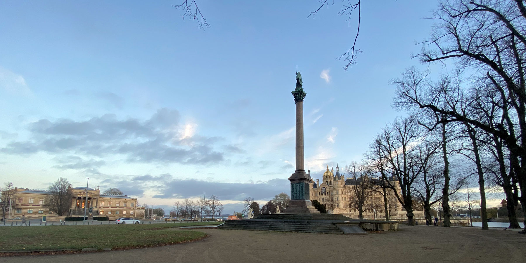 Die Restaurierung der Siegessäule begann im November 2020. © 2020 SBL Schwerin