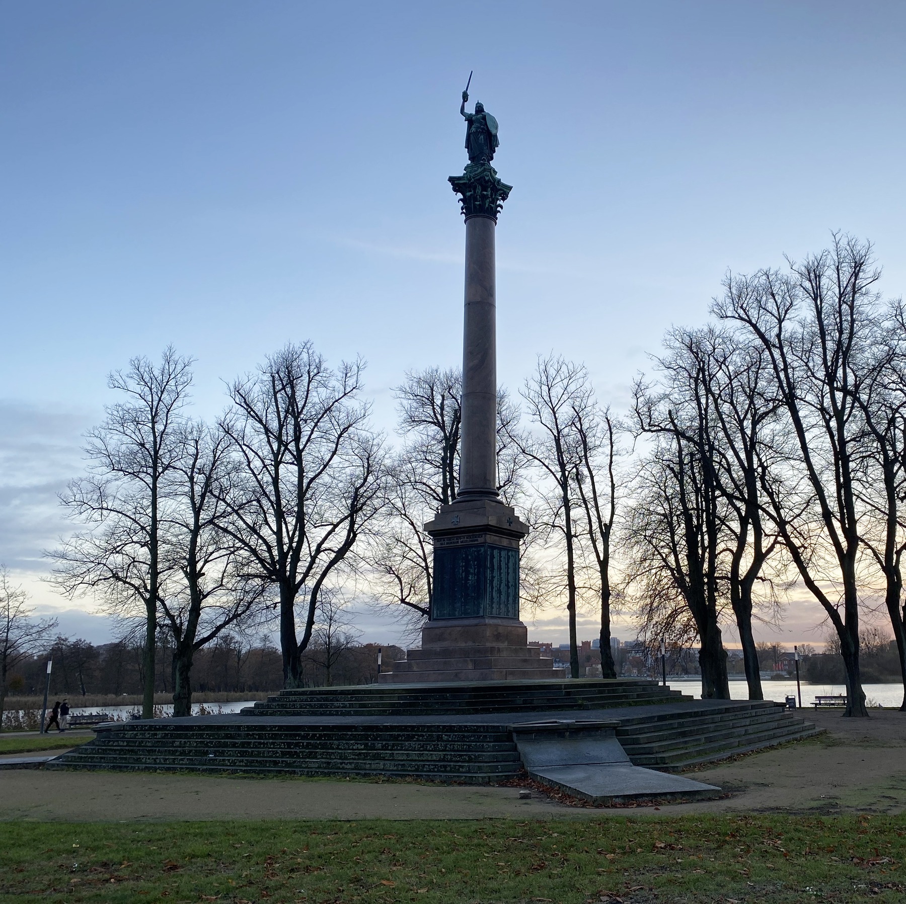 Die Siegessäule in der Abenddämmerung. © 2020 SBL Schwerin