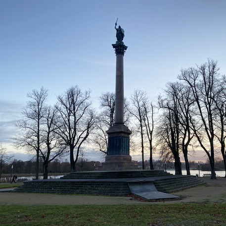 Die Siegessäule in der Abenddämmerung. © 2020 SBL Schwerin