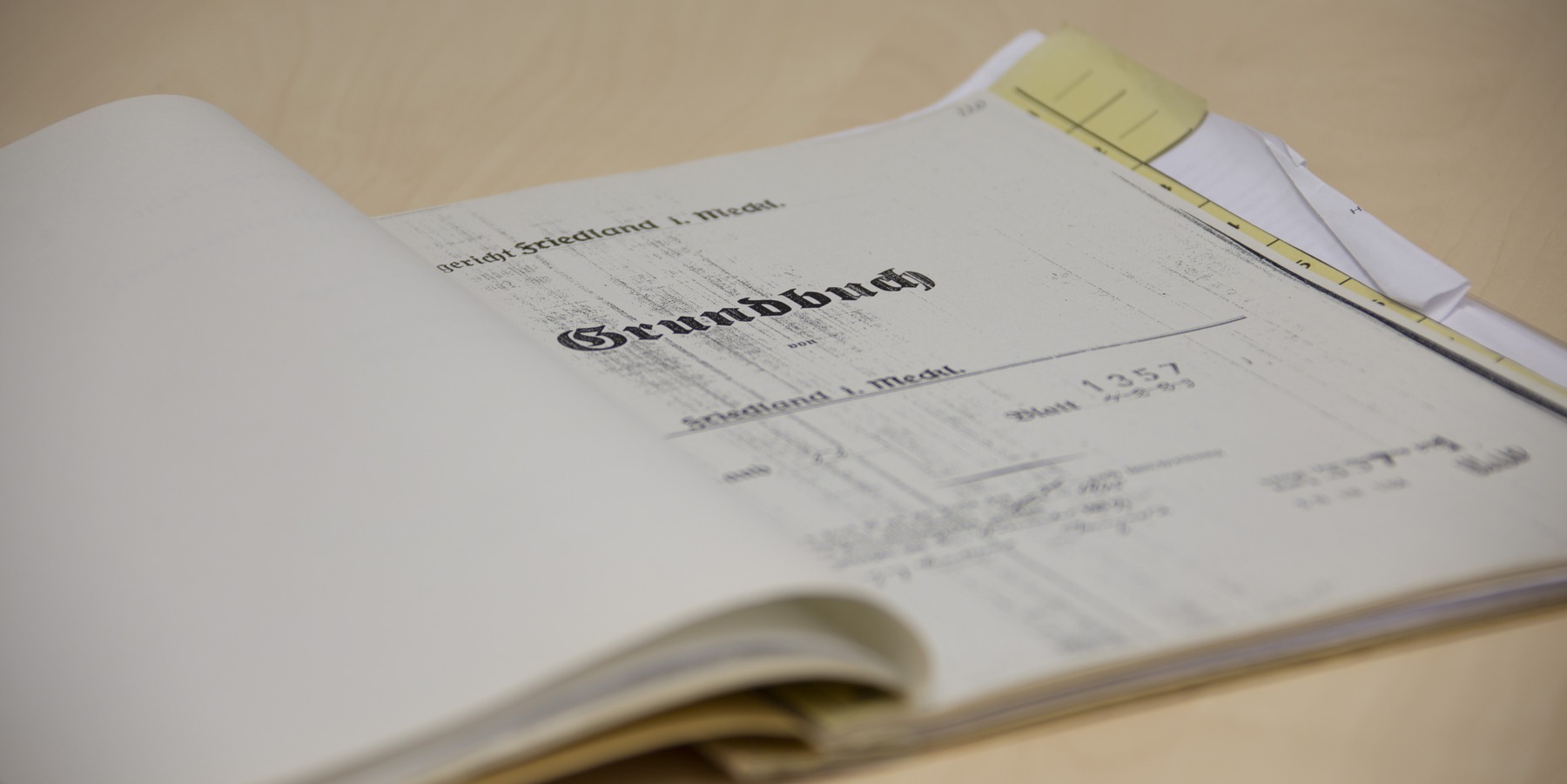 Wer schreibt, der bleibt. Rechte am Grundstück werden in das Grundbuch eingetragen. © 2020 Christian Hoffmann, FM M-V