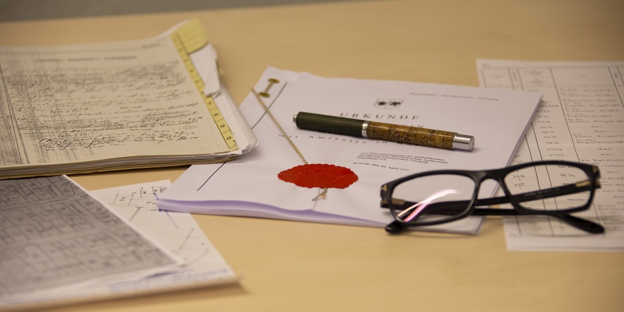 Den Durchblick behalten. Grundstücksgeschäfte werden notariell beurkundet. © 2020 Christian Hoffmann, FM M-V