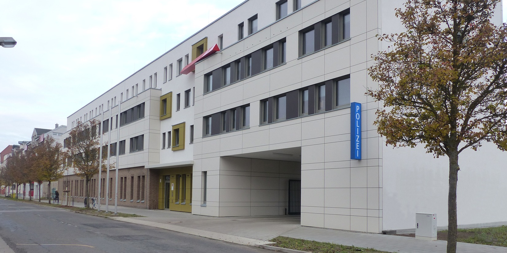 So präsentiert sich der Polizei-Neubau ab jetzt: modern, bürgernah und zeitgemäß auf historischem Traditionsstandort © 2020 SBL Greifswald