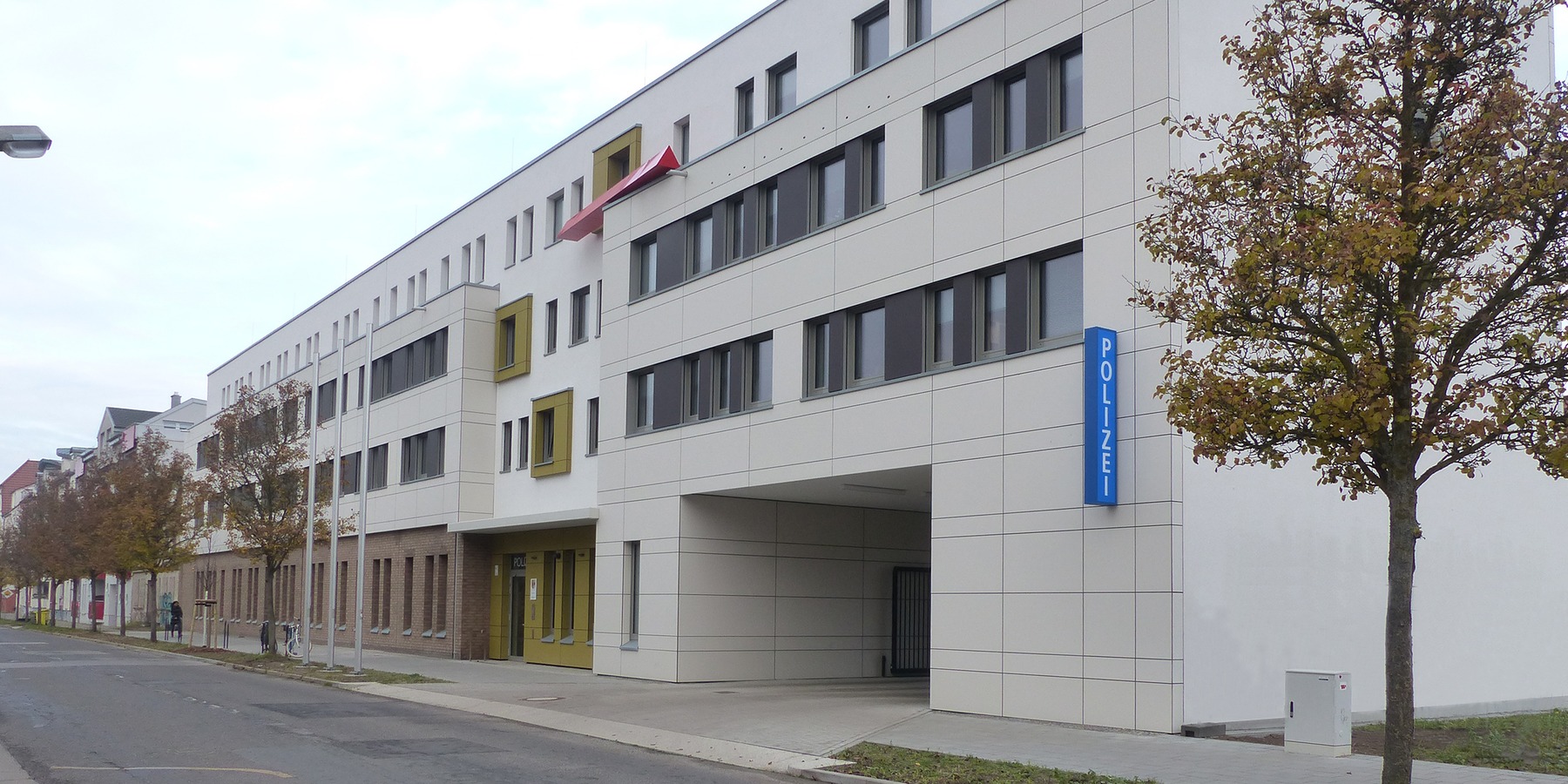 So präsentiert sich der Polizei-Neubau ab jetzt: modern, bürgernah und zeitgemäß auf historischem Traditionsstandort © 2020 SBL Greifswald