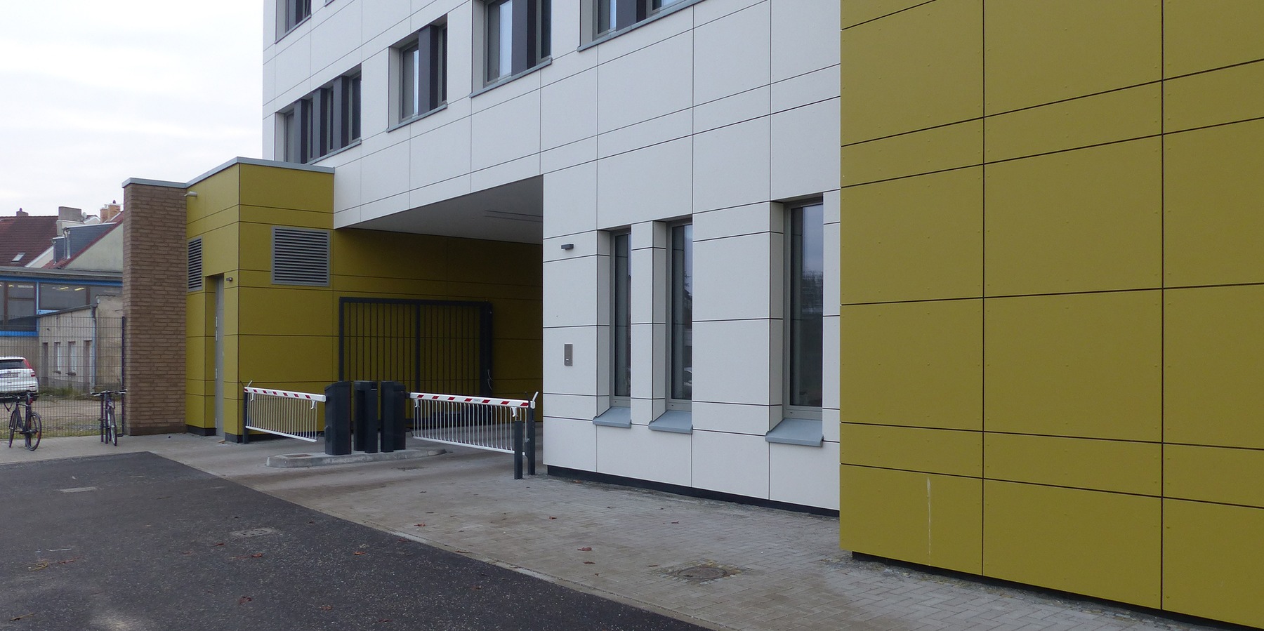 Hofseite mit Blick auf die Durchfahrt mit Schrankenanlage © 2020 SBL Greifswald