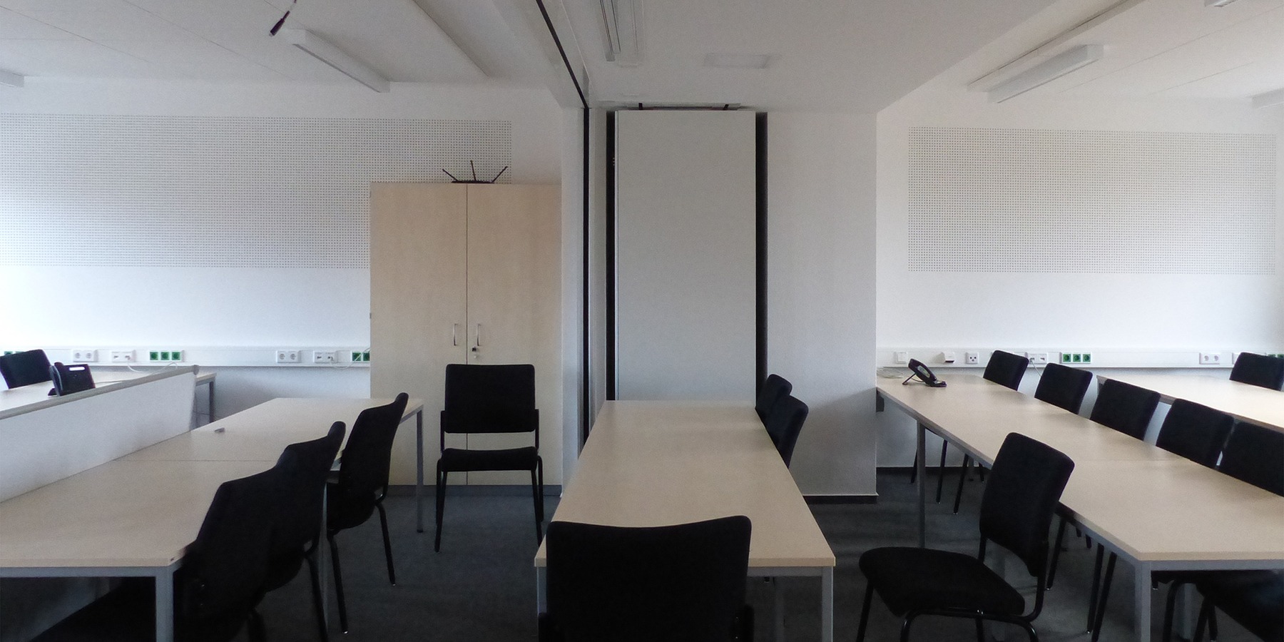 Schulungsraum - eine mobile Trennwand ermöglicht variable Nutzungen entsprechend Bedarf © 2020 SBL Greifswald