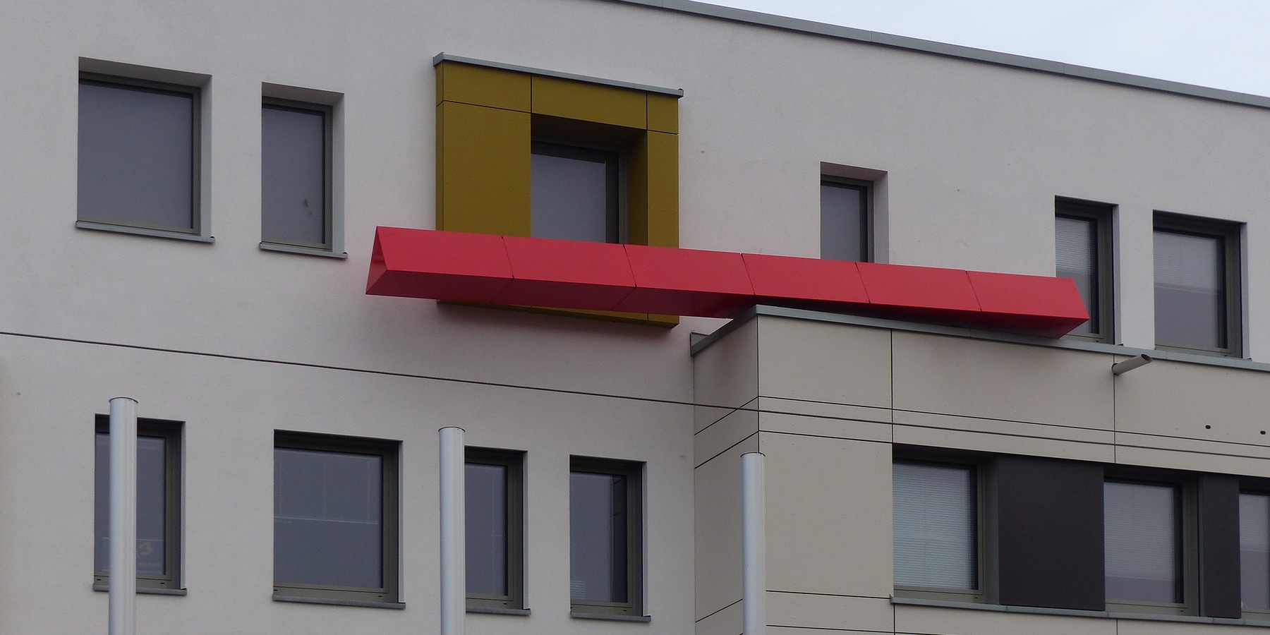 UNSICHERHEITSFAKTOR - so lautet der Titel des Kunst am Bau-Objektes, einer  Fassadeninstallation des Berliner Künstlers Peter Sandhaus © 2020 SBL Greifswald