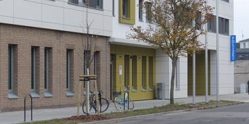 Der Haupteingangsbereich an der Brinkstraße © 2020 SBL Greifswald