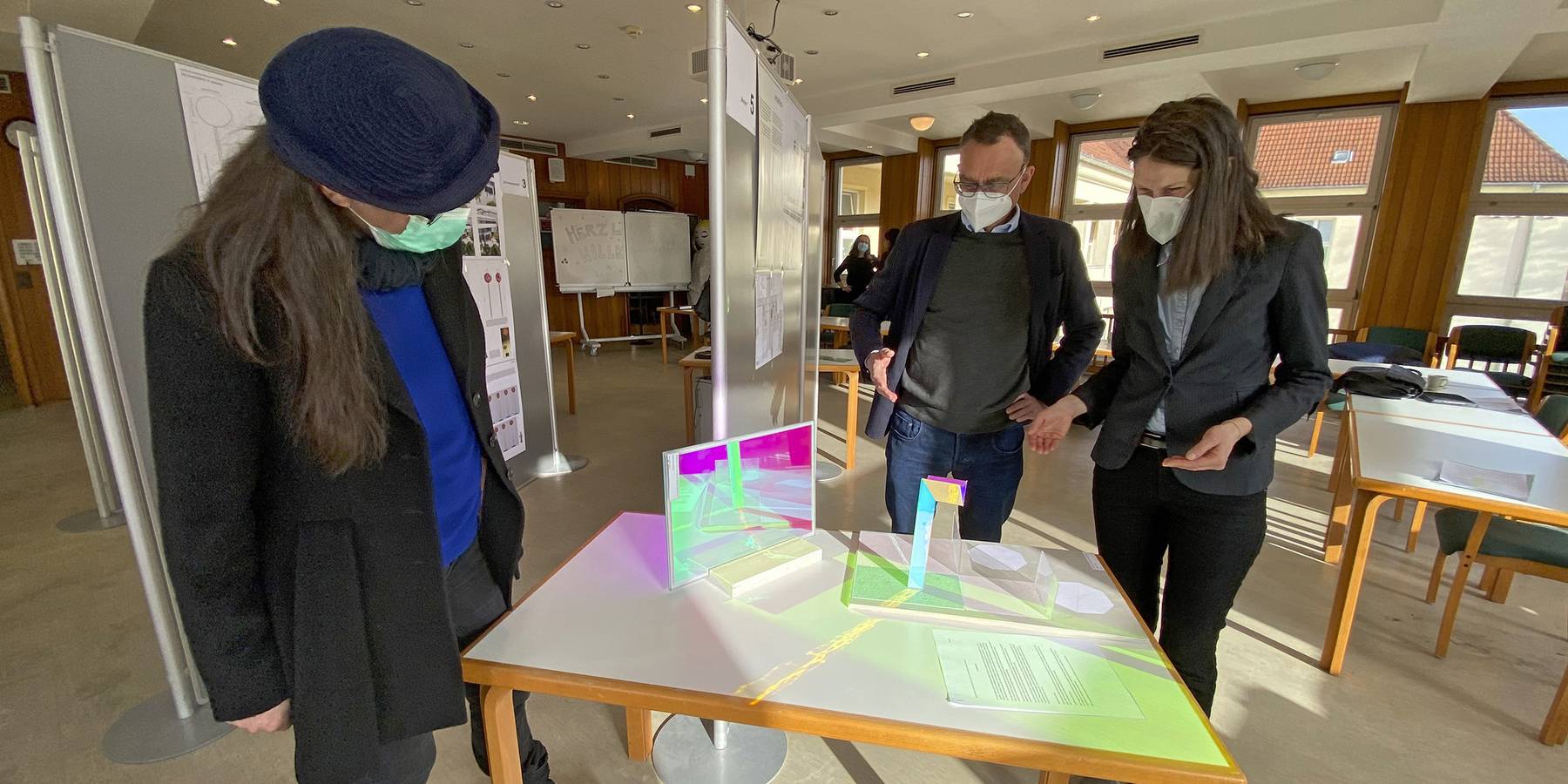 Christine de Boom mit Dr. Andreas Rieser und Carmen-Alina Botezatu am Modell. © 2021 Christian Hoffmann, FM M-V