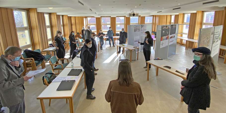 Die Jury und weitere Beteiligte bei der Entscheidungsfindung. © 2021 Christian Hoffmann, FM M-V