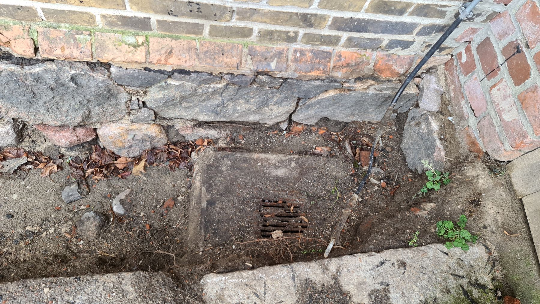 Der bei der Freilegung der Sockelwände gefundene alte Entwässerungsschacht gibt Auskunft über die damalige tiefere Geländeoberkante. © 2021 SBL Neubrandenburg