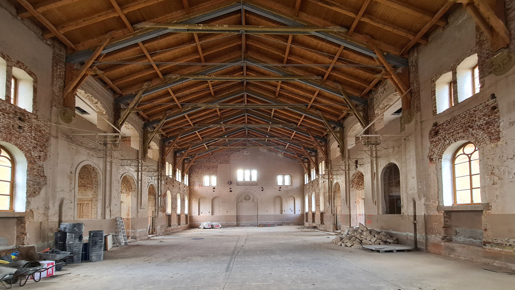 Blick in die Marstallhalle – ehemalige Reithalle – sie soll als repräsentativer Saal für öffentliche Veranstaltungen hergerichtet werden. © 2021 SBL Neubrandenburg