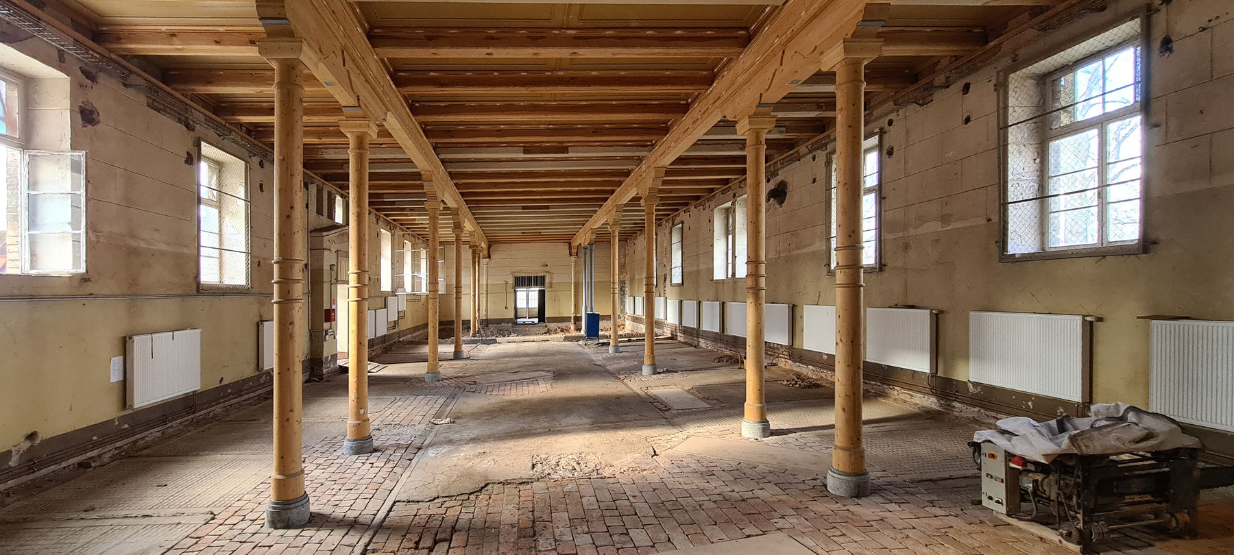 Blick in die ehemalige Stallung im Seitenflügel Ost © 2021 SBL Neubrandenburg