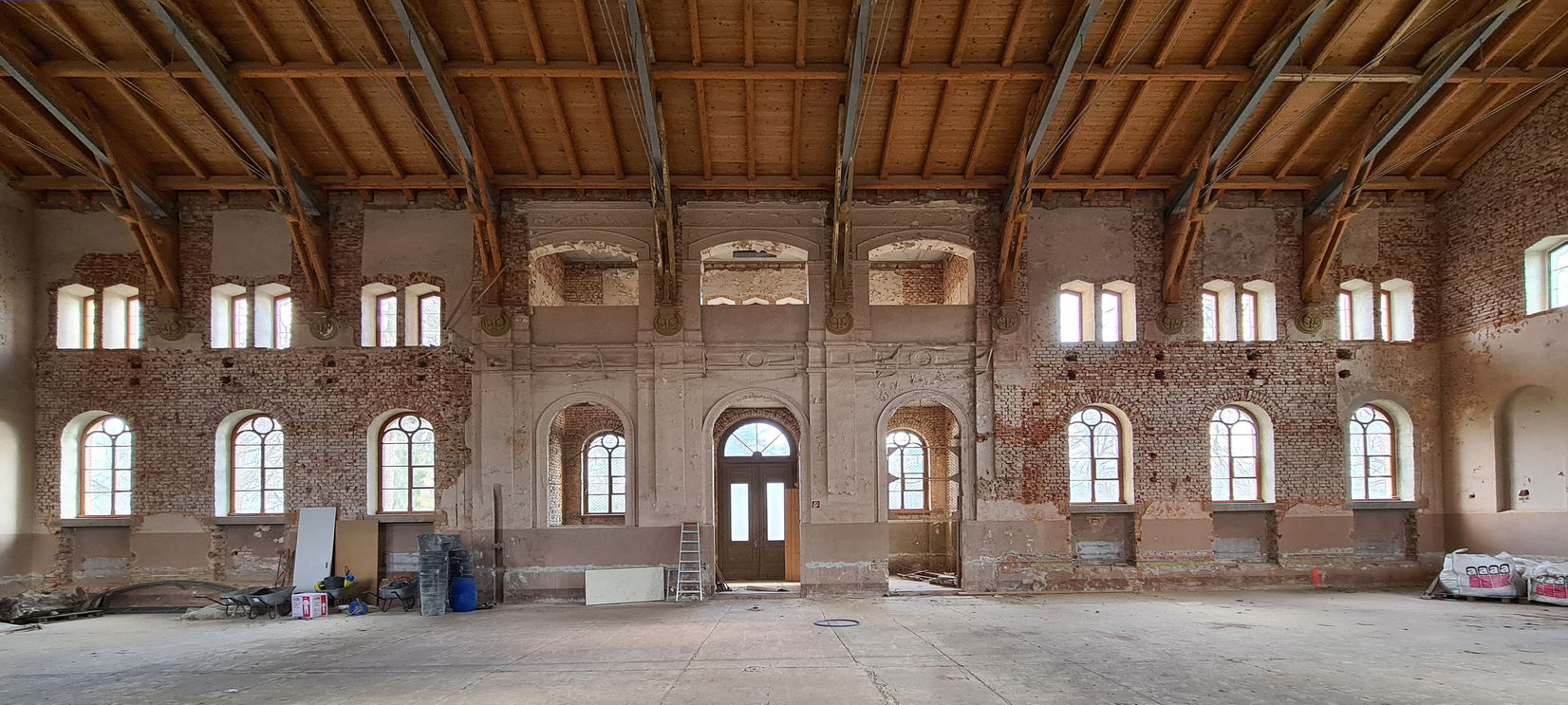Innenansicht der dem Schlosspark zugewandten Wand der Marstallhalle © 2021 SBL Neubrandenburg