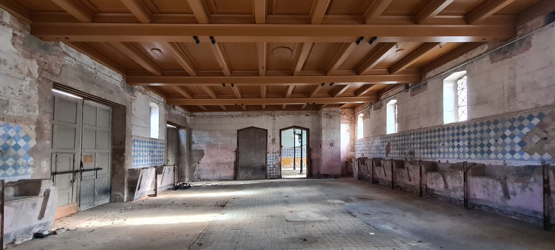 Die Holzbalkendecke ist nach historischem Befund komplett erneuert worden. © 2021 SBL Neubrandenburg