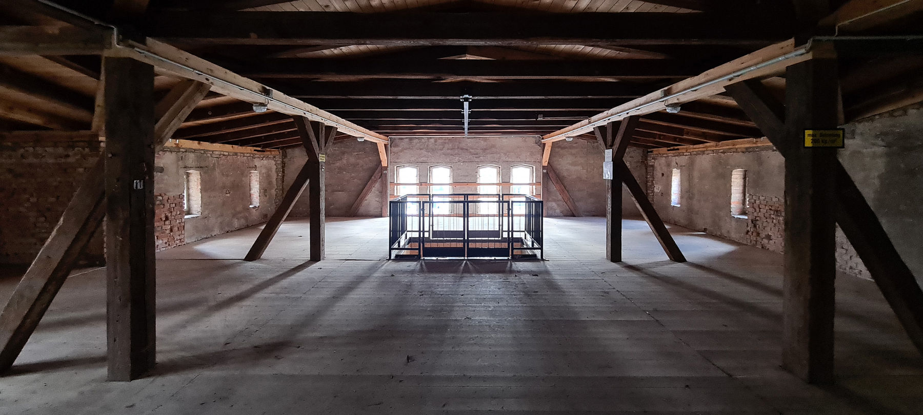 Das Dachgeschoss des Südflügels soll wieder als Lagerbereich für die Theater und Orchester GmbH genutzt werden. © 2021 SBL Neubrandenburg