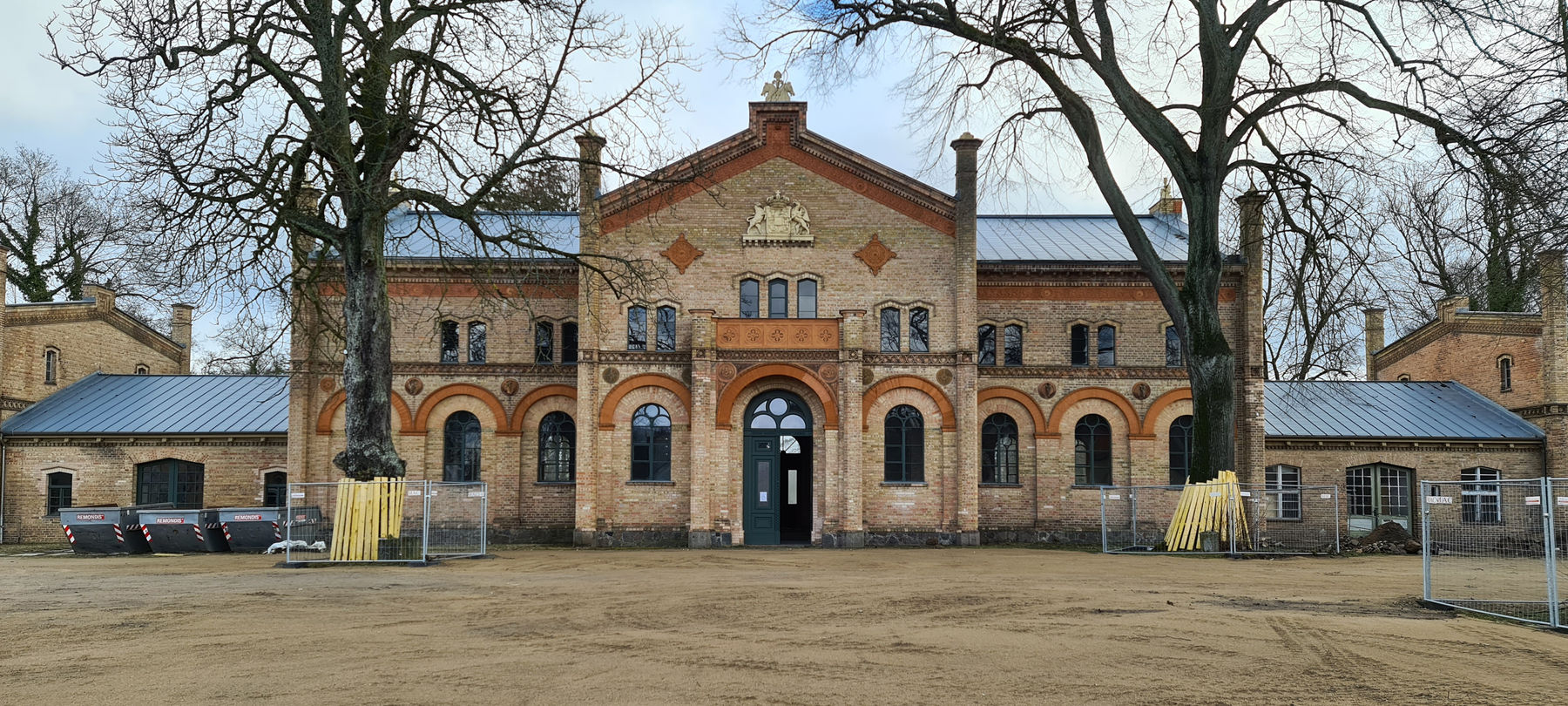 Hofansicht des Mittelteils mit der Marstallhalle – der ehemaligen Reithalle © 2021 SBL Neubrandenburg