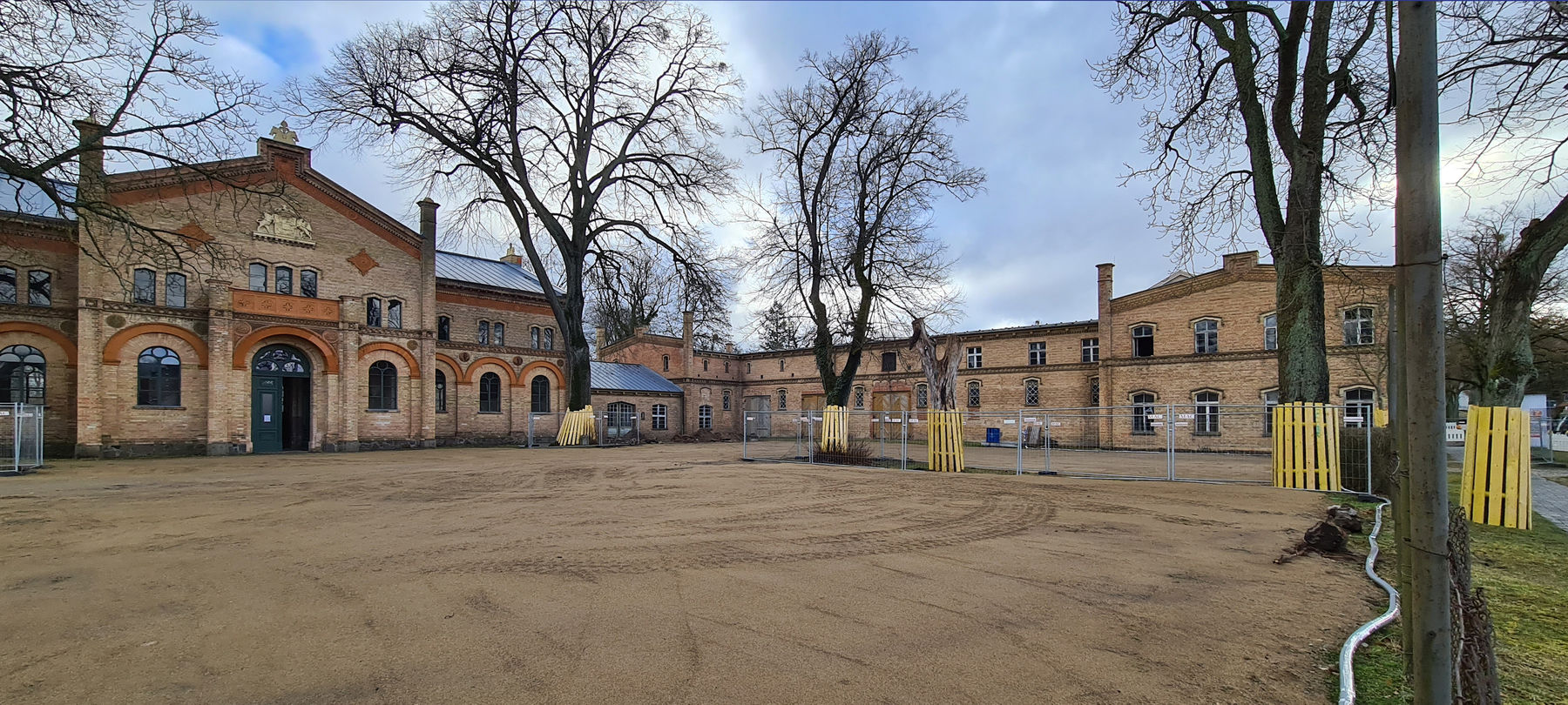 Blick auf den Mittelteil und dem Südflügel, im Vordergrund die mit Kies geschützte Außenfläche © 2021 SBL Neubrandenburg