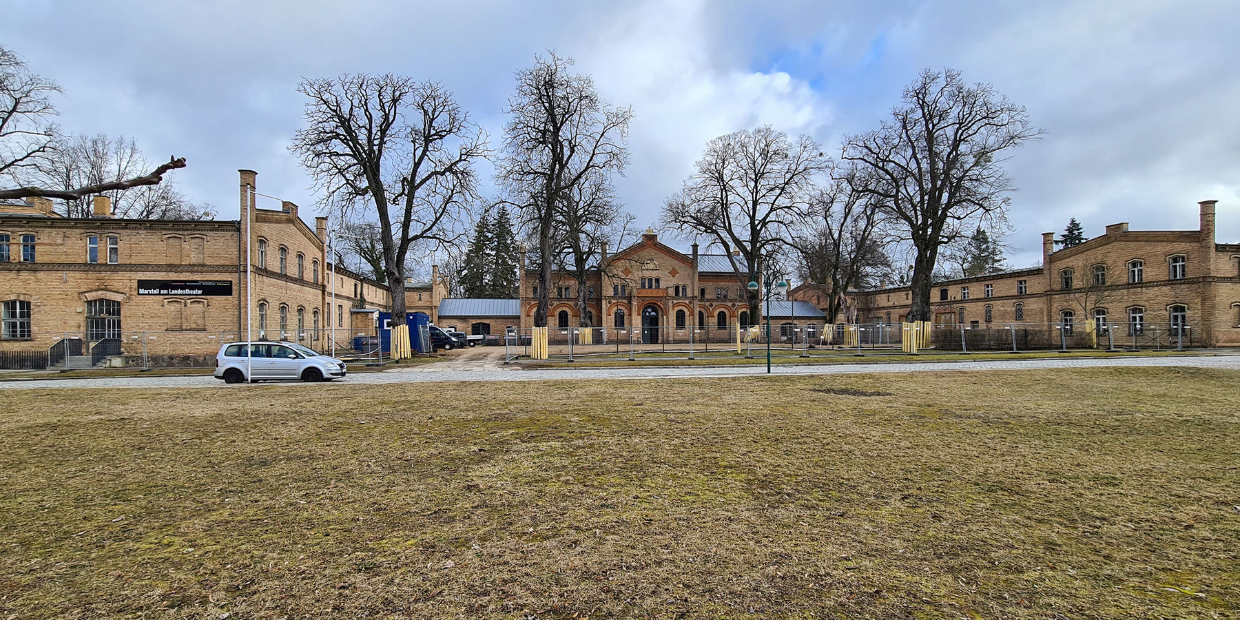 Hofansicht des Marstalls mit Nordflügel (links), Mittelteil und dem Südflügel gesichert mit einem Bauzaun für die Arbeiten im 4. Bauabschnitt © 2021 SBL Neubrandenburg