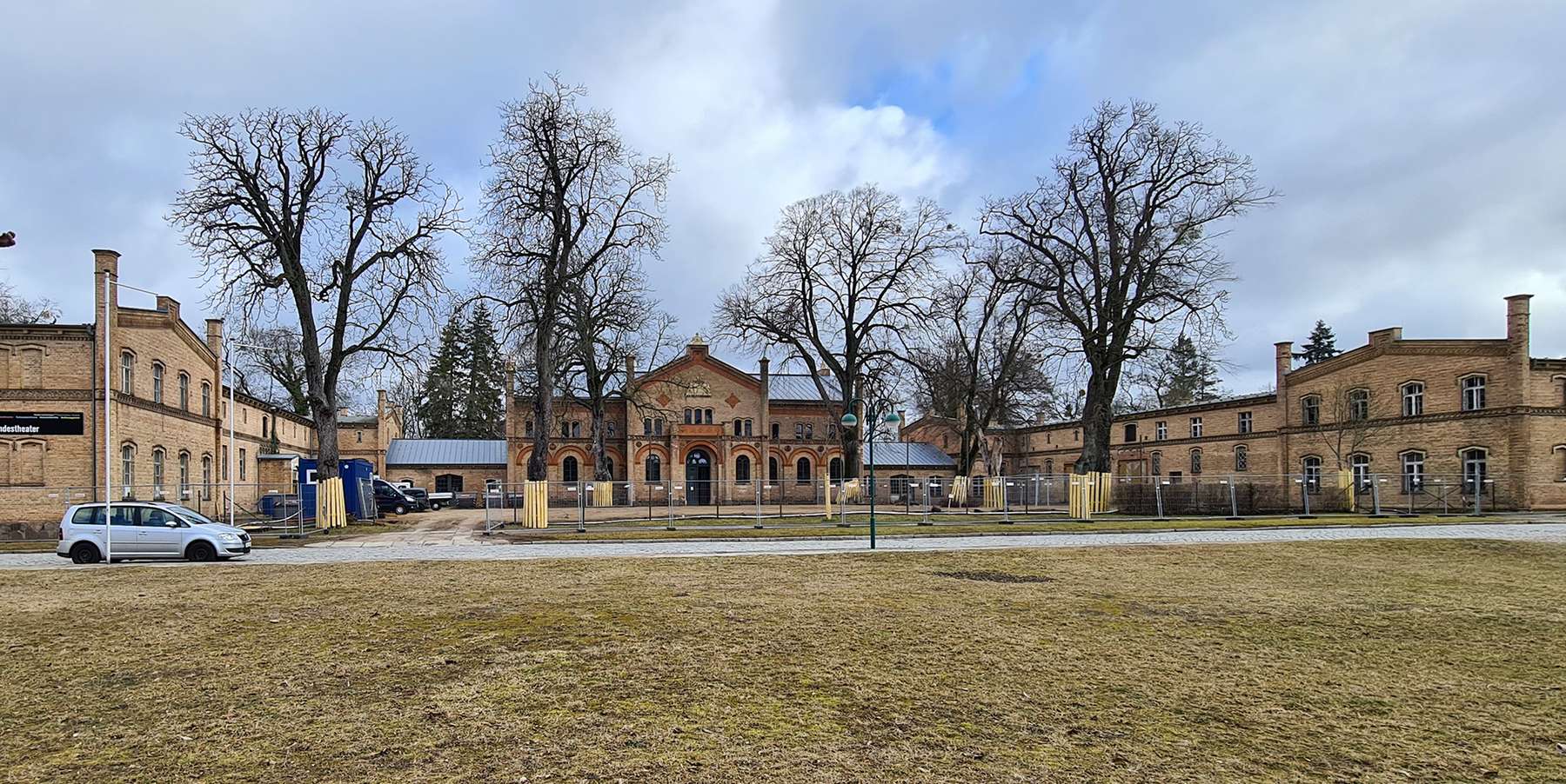 Hofansicht des Marstalls mit Nordflügel (links), Mittelteil und dem Südflügel gesichert mit einem Bauzaun für die Arbeiten im 4. Bauabschnitt © 2021 SBL Neubrandenburg