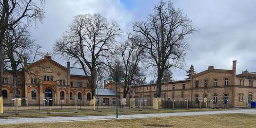 Der 4. Bauabschnitt beginnt - Hofansicht des Marstalls mit Mittelteil und Südflügel © 2021 SBL Neubrandenburg