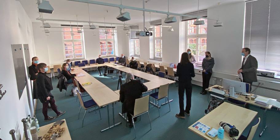 Carmen-Alina Botezatu begrüßte als Leiterin des SBL Rostock die Mitglieder der Jury und die für den Wettbewerb Verantwortlichen. © 2021 Christian Hoffmann, FM M-V