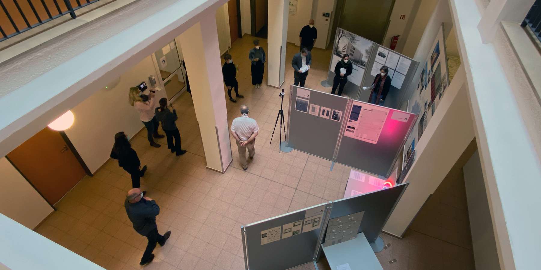 Drauf geschaut: Der Jury werden die Ergebnisse der Vorprüfung und die fünf Beiträge der Kunstschaffenden von Hans-Hinrich Voß vom SBL Rostock vorgestellt. © 2021 Christian Hoffmann, FM M-V