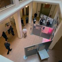 Drauf geschaut: Der Jury werden die Ergebnisse der Vorprüfung und die fünf Beiträge der Kunstschaffenden von Hans-Hinrich Voß vom SBL Rostock vorgestellt. © 2021 Christian Hoffmann, FM M-V