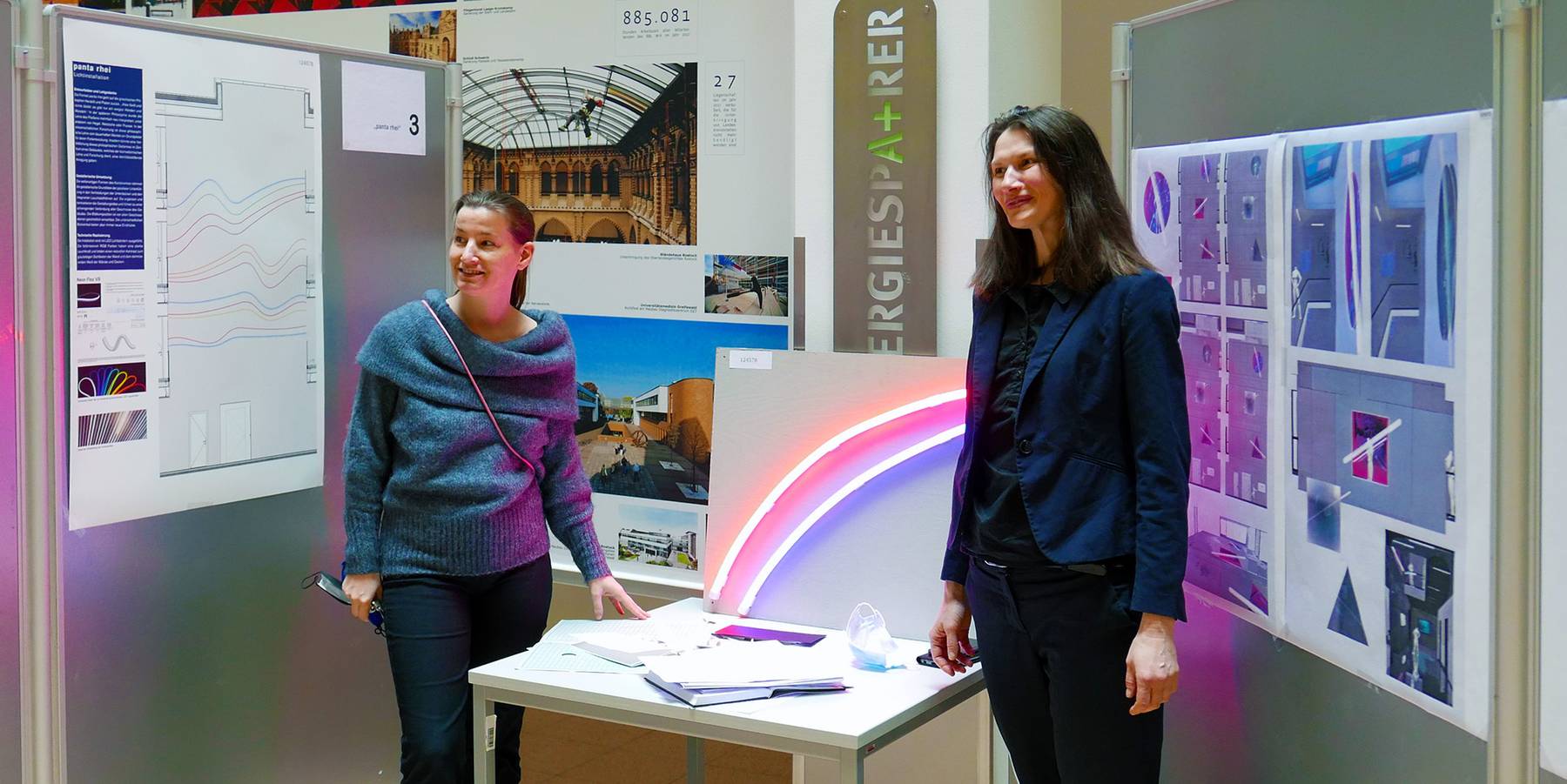 Projektleiterin Ulrike Preßler (li.) und Leiterin Carmen-Alina Botezatu (re.) vom SBL Rostock neben dem Siegerentwurf. © 2021 Christian Hoffmann, FM M-V