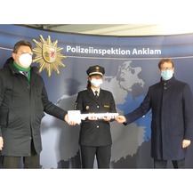 v.l.n.r.: Finanzminister Reinhard Meyer, die stellvertretende Leiterin des PHR Frau Gutmann-Tank und Innenminister Torsten Renz bei der symbolischen Schlüsselübergabe © 2021 SBL Greifswald