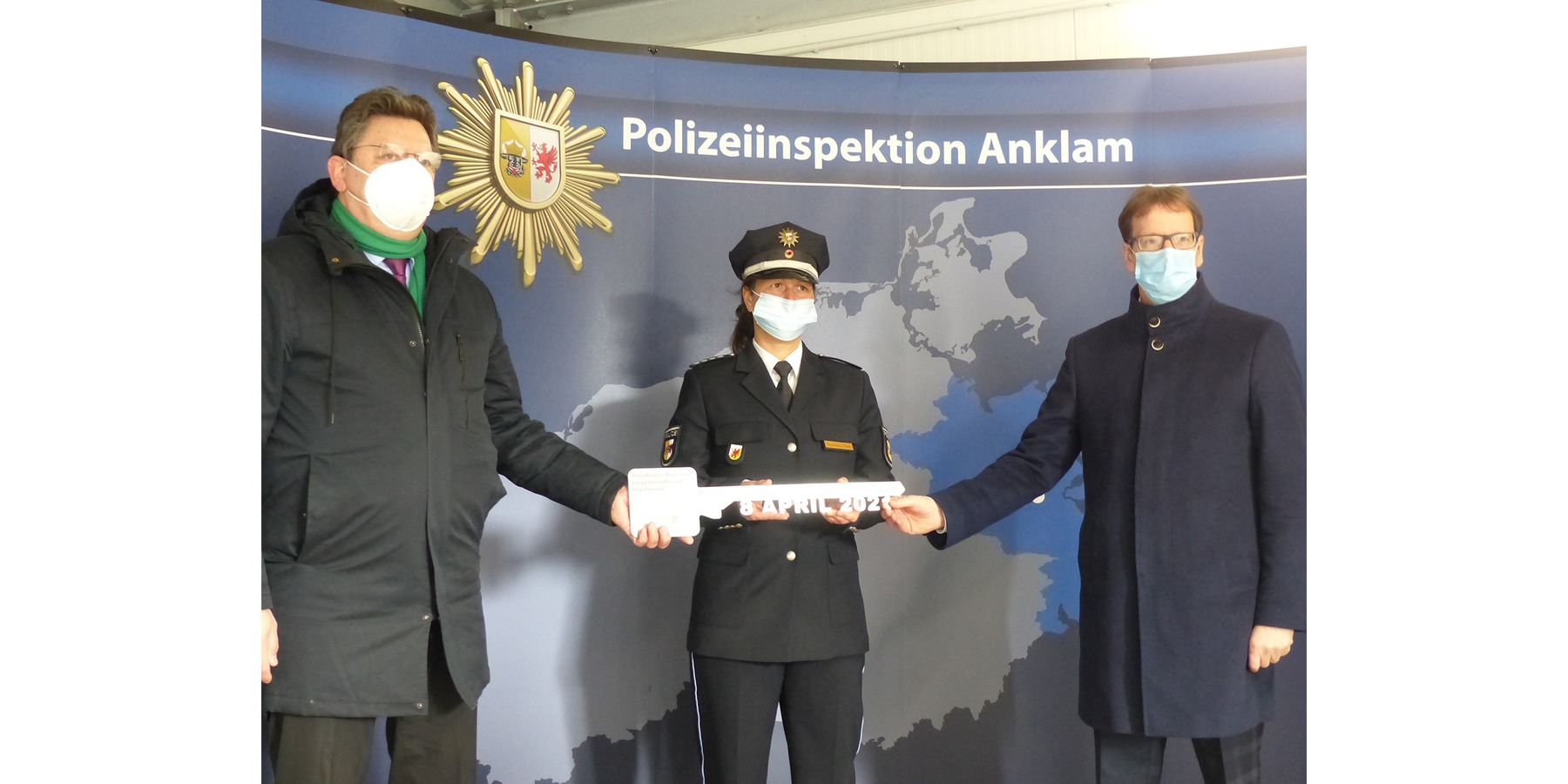 v.l.n.r.: Finanzminister Reinhard Meyer, die stellvertretende Leiterin des PHR Frau Gutmann-Tank und Innenminister Torsten Renz bei der symbolischen Schlüsselübergabe © 2021 SBL Greifswald