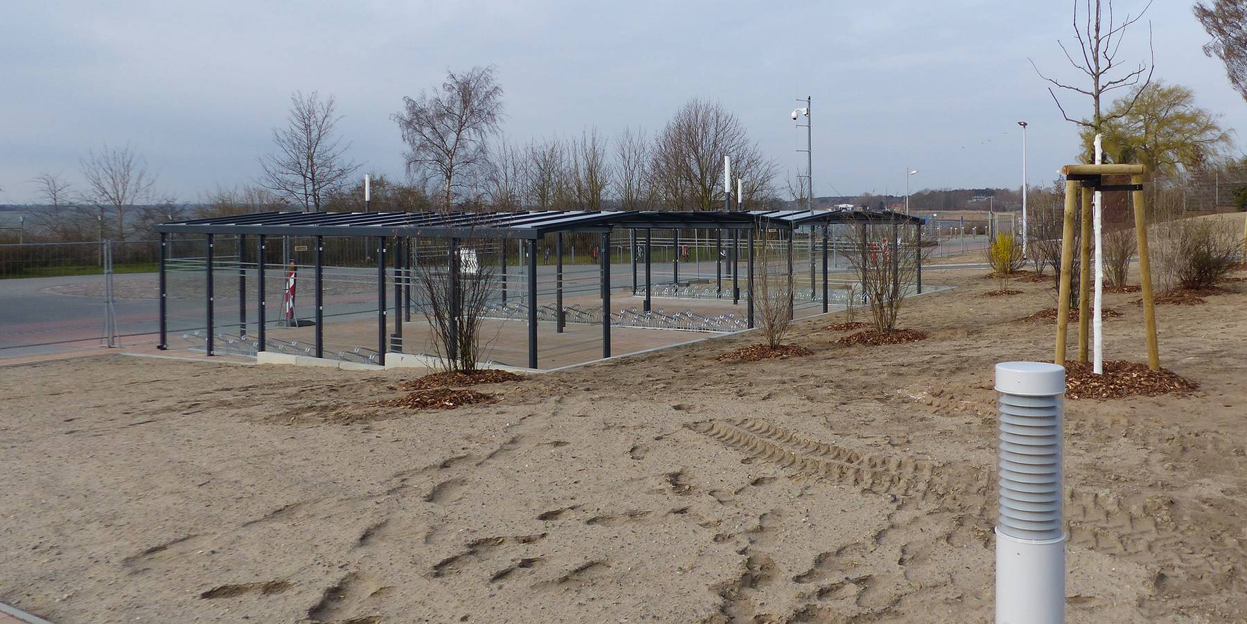 Südlich der PKW-Stellplätze entstand eine überdachte Fahrradstellplatzanlage in unmittelbarer Nähe der Südwache © 2021 SBL Greifswald