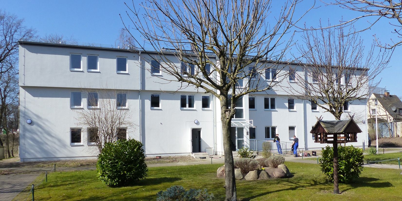 Blick auf die Eingangsseite des sanierten Gebäudes © 2021 SBL Greifswald