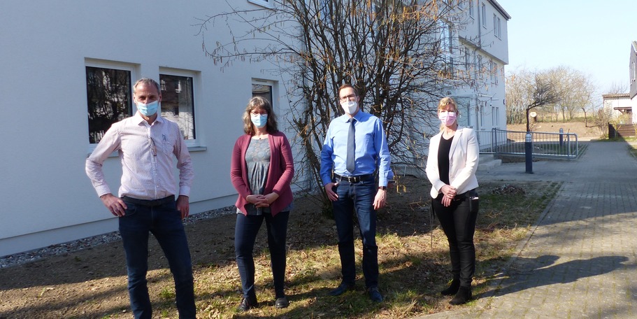 Technische Übergabe am 08.04.2021: v.l.n.r. Stephan Aufdermauer - Leiter SBL Greifswald, Gabriele Palte-Gnadler - Projektleiterin SBL Greifswald, Herr Gottschall - Leiter JVA Stralsund, Frau Ladwig - stellvertretende Leiterin JVA Stralsund © 2021 SBL Greifswald