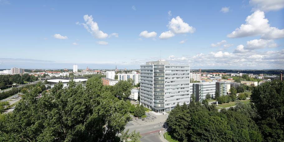 Blick auf das Landesbehördenzentrum in der Erich-Schlesinger-Straße 35 in Rostock. Die Anmietung löste das Objektmanagement des SBL Rostock auf und sorgte für die fach- und sachgerechte (Zwischen)Unterbringung der Landesdienststellen. © 2016 Betrieb für Bau und Liegenschaften Mecklenburg-Vorpommern