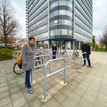 Pünktlich zur Übergabe im April 2021: Sandra Auris, Eckhard Reif und Frank Portwich vom SBL Rostock vor dem (ehemaligen) Landesbehördenzentrum. © 2021 Christian Hoffmann, FM M-V
