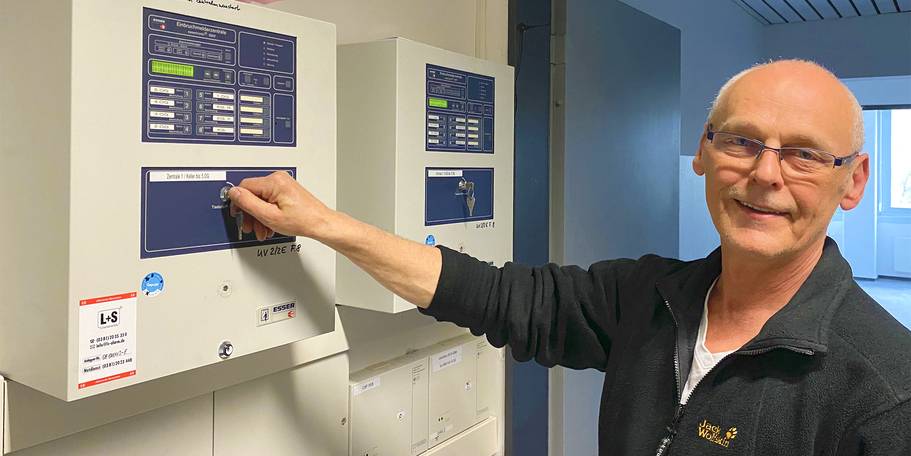 Eckhard Reif gehört zum Technischen Betriebsdienst des SBL Rostock. Auch zur Übergabe muss im Mietobjekt alles seine Ordnung haben. © 2021 Christian Hoffmann, FM M-V