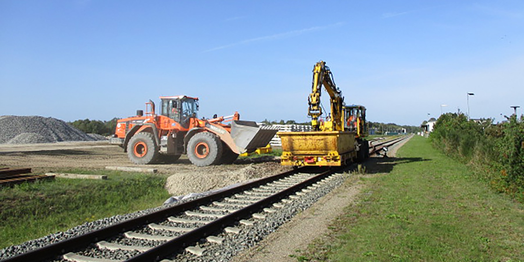 16.09.2019 - Jede Menge Schotter! Erneuerung der Gleise mit schwerem Gerät. © 2021 SBL Rostock