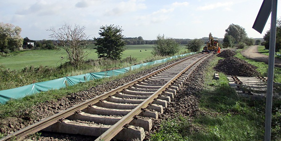 16.09.2019 - Anschleichen verboten! Ein Zaun verhindert, das die geschützten Arten auf das Baufeld gelangen können. © 2021 SBL Rostock