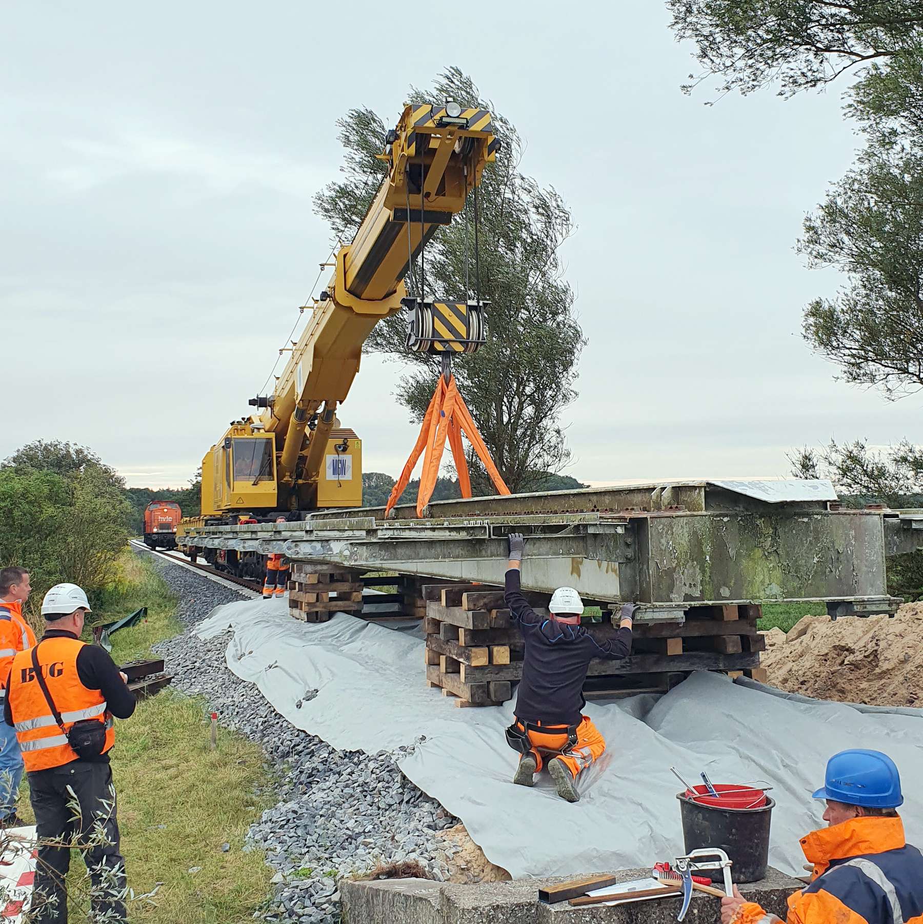 08.09.2020 - Maßarbeit! Arbeiten am Gleis mit schwerem Gerät. © 2021 SBL Rostock