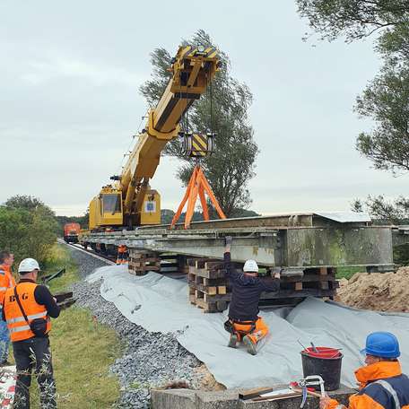 08.09.2020 - Maßarbeit! Arbeiten am Gleis mit schwerem Gerät. © 2021 SBL Rostock
