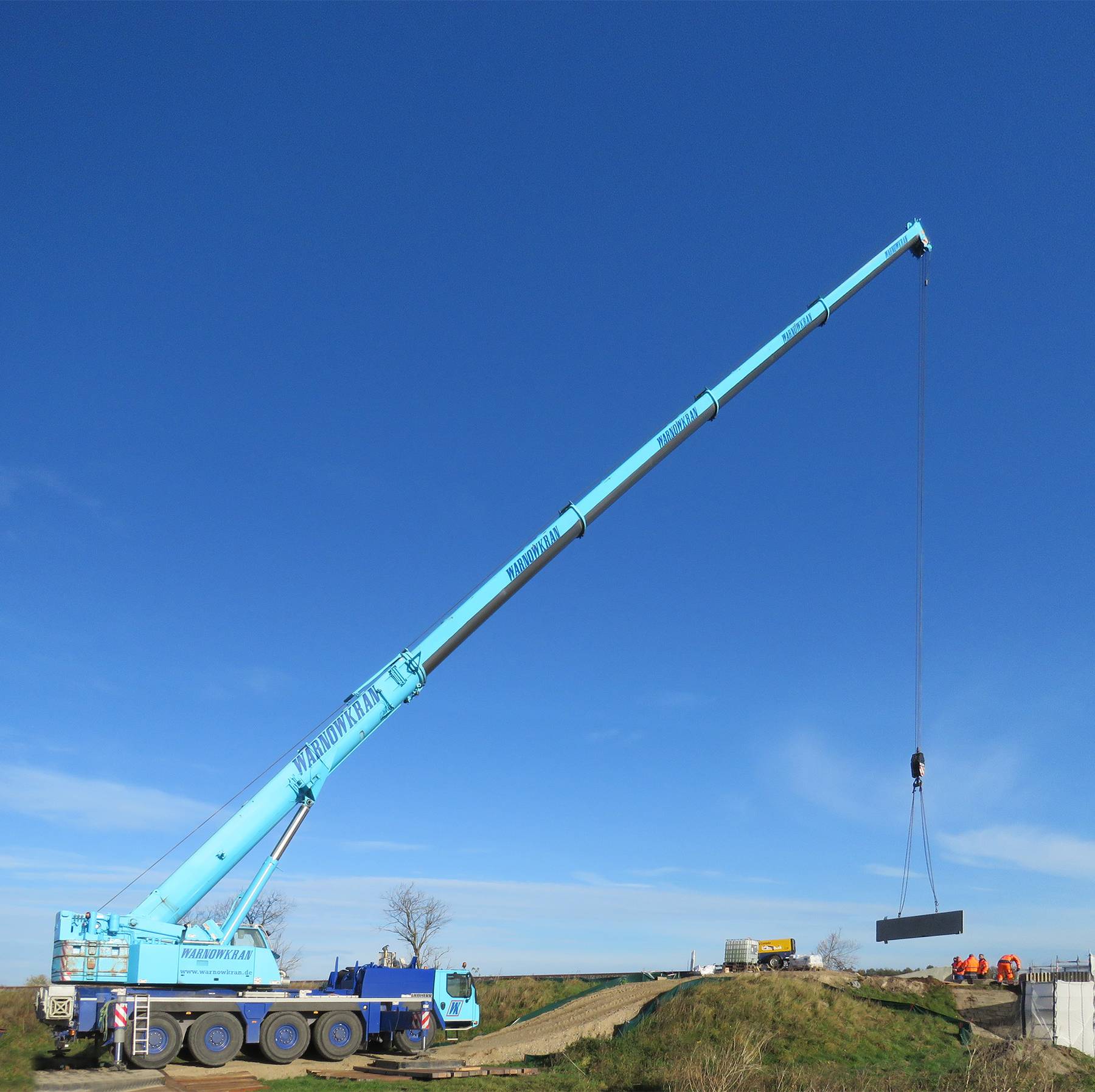05.11.2020 - Am Haken! Die Kammerwand an der Brücke wird eingesetzt. © 2021 SBL Rostock