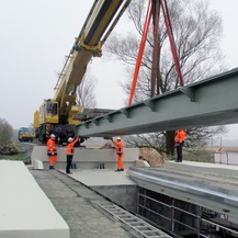 09.11.2020 - Die Brückenteile werden eingesetzt. © 2021 SBL Rostock