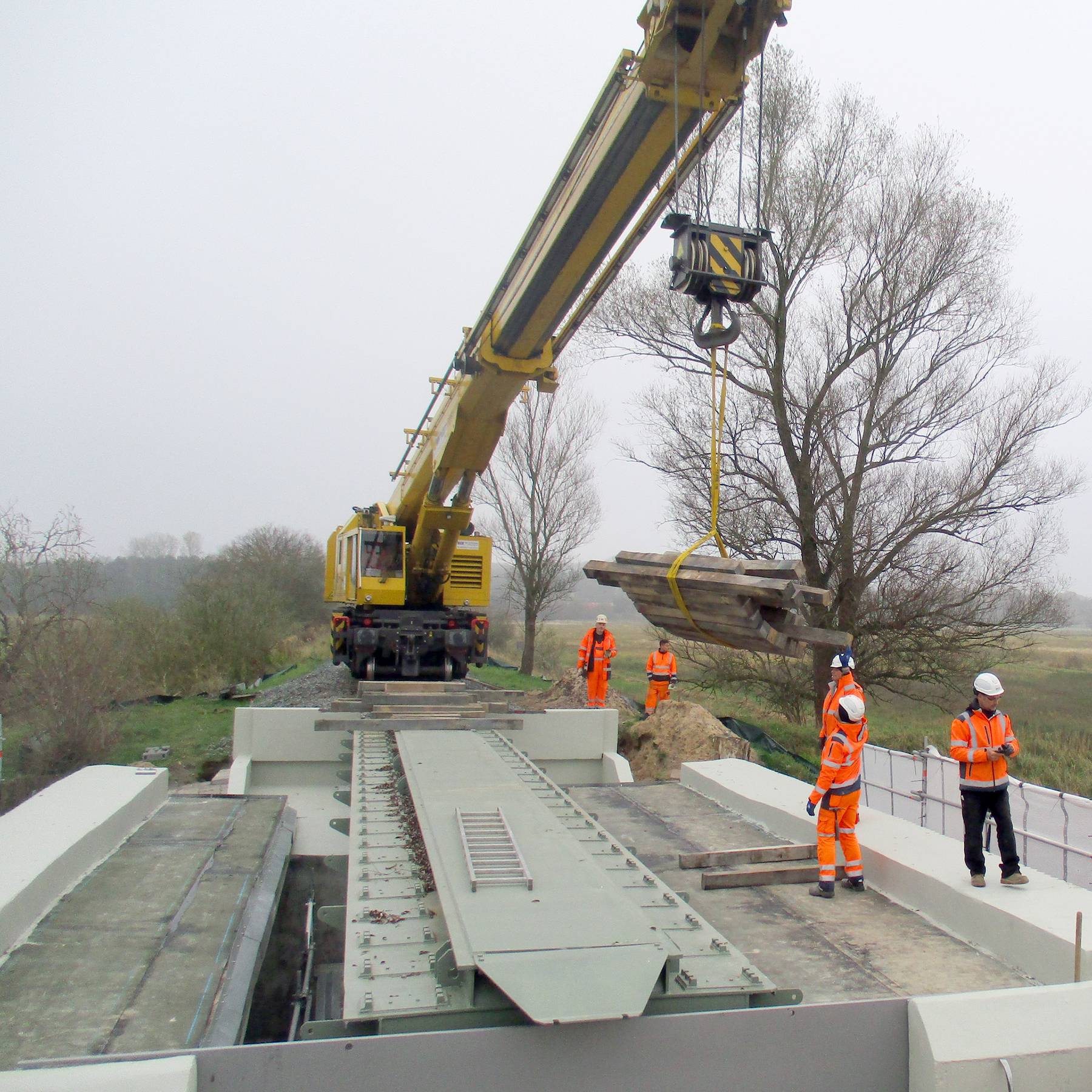 09.11.2020 - Hängepartie! Die Brückenteile werden eingesetzt. © 2021 SBL Rostock