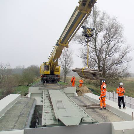 09.11.2020 - Hängepartie! Die Brückenteile werden eingesetzt. © 2021 SBL Rostock