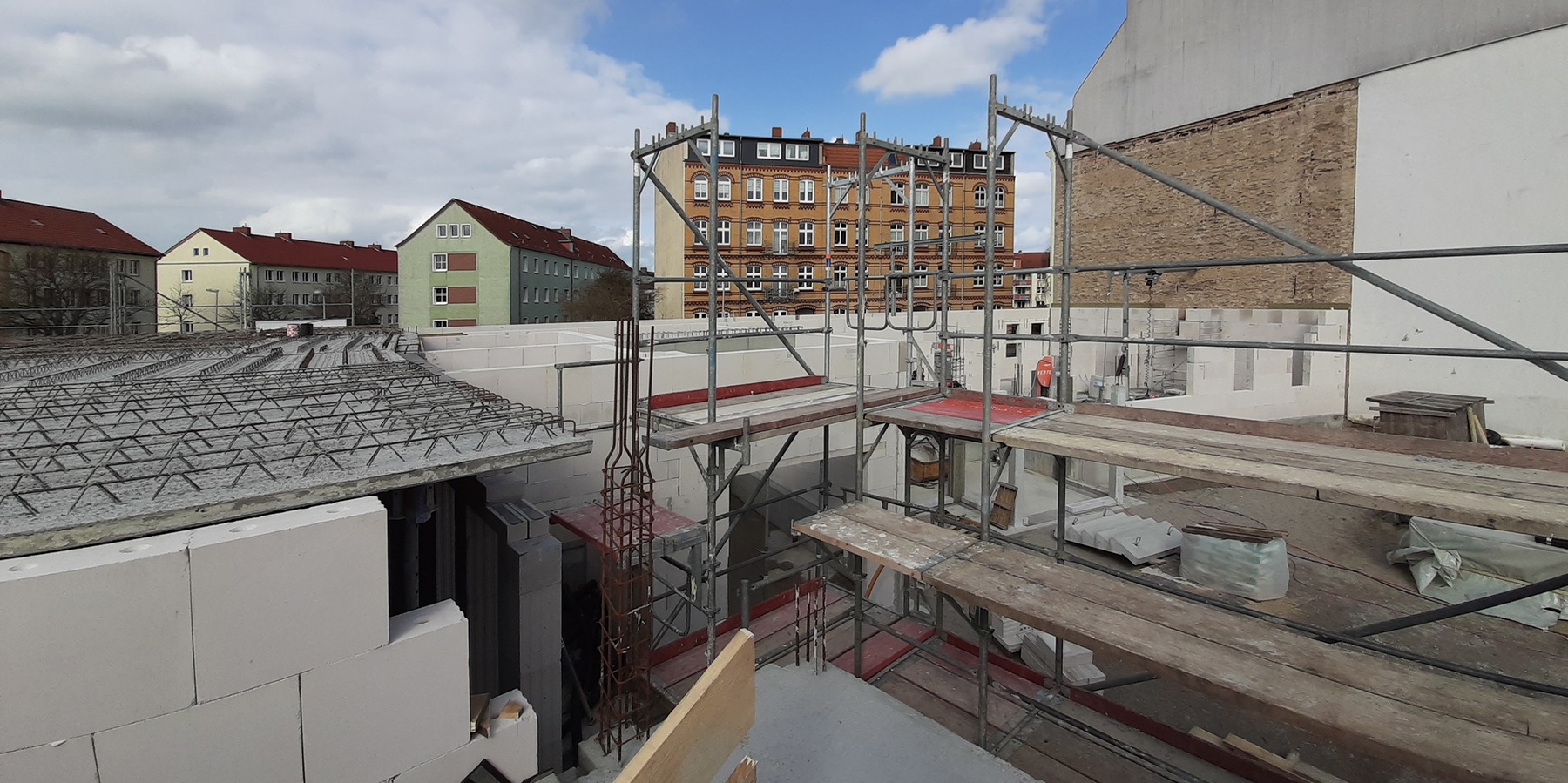 April 2021 - die Erdgeschossdecke wird montiert © 2021 SBL Greifswald