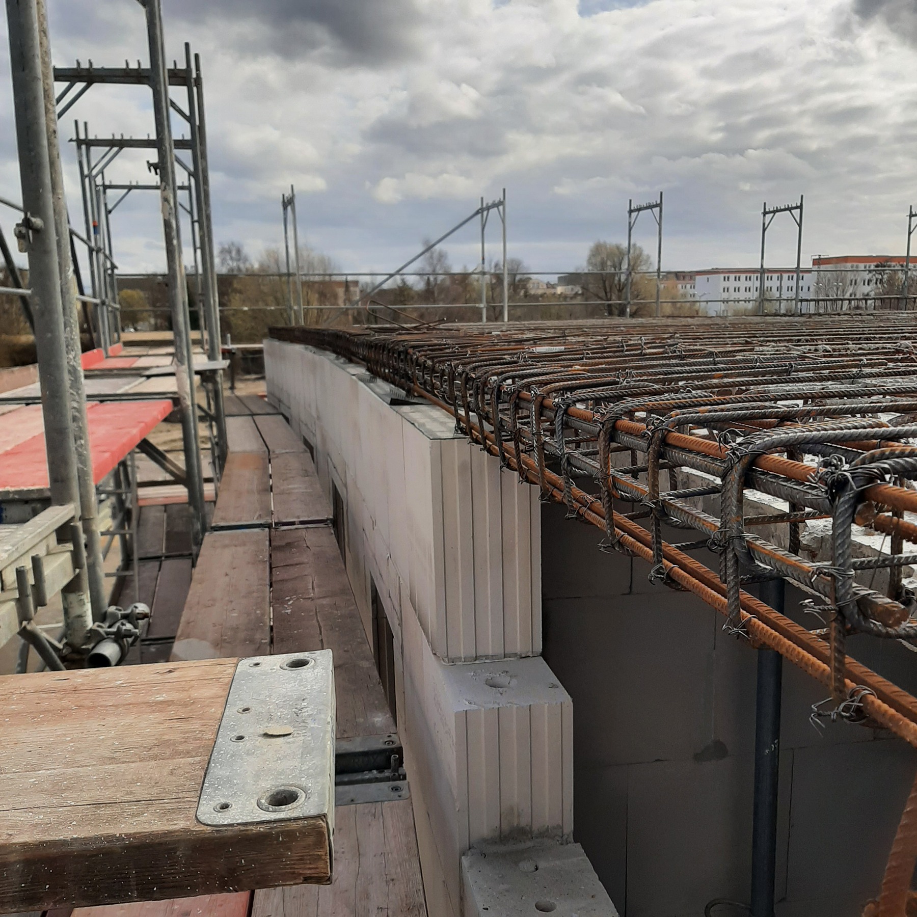 April 2021 - Gute Aussichten: der Rohbau wächst - die Erdgeschossdecke des Polizeiersatzneubaus wird montiert © 2021 SBL Greifswald