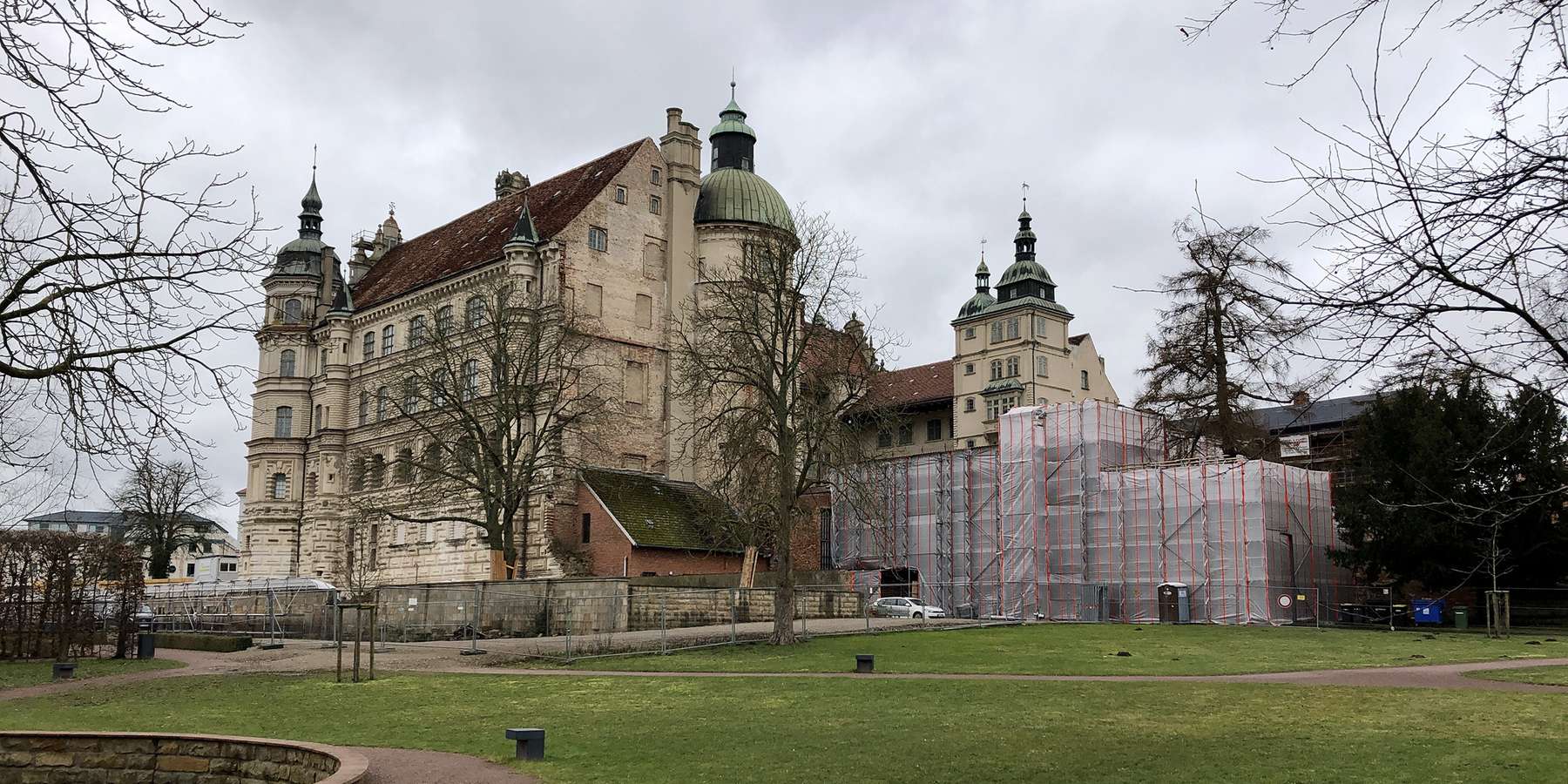 Schlossansicht mit verhüllten Altanmauern © 2021 SBL Schwerin