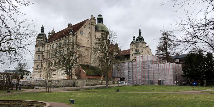 Schlossansicht mit verhüllten Altanmauern © 2021 SBL Schwerin